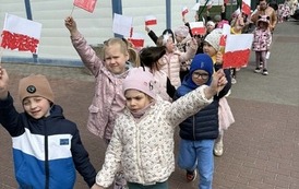 Patriotyczny przemarsz przedszkolak&oacute;w 3