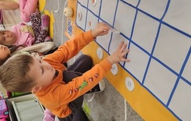 Podsumowanie programu &bdquo;Kodowanie na dywanie&rdquo;  u przedszkolak&oacute;w 1