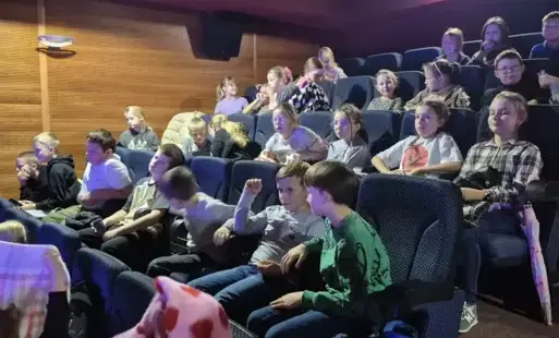 Uczniowie klas I–III na spektaklu "Czarodziejski ołówek"