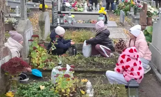 Pamięć i szacunek – uczniowie wolontariusze na cmentarzu w Pasłęku