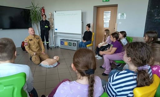 Strażacy uczą pierwszej pomocy uczniów klasy 4b