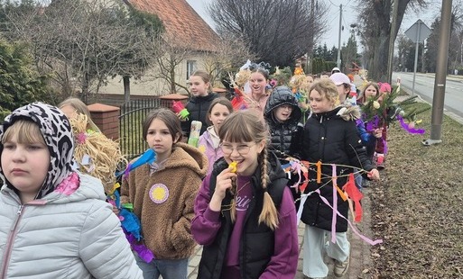 Głośno i kolorowo – klasy I–III witają wiosnę!